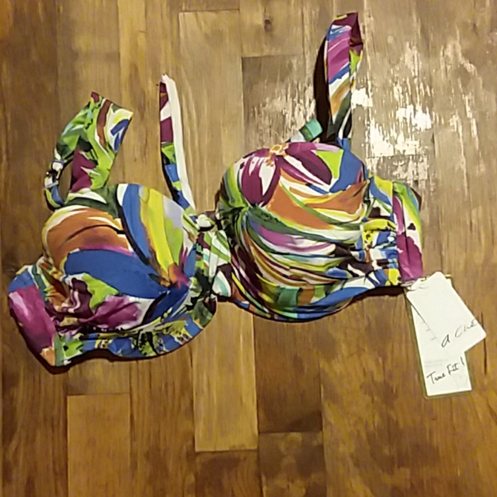 👙 NWT A. Ché floral underwire bikini top